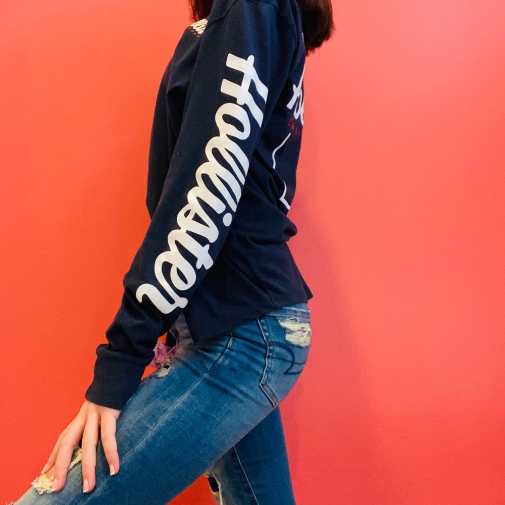 Hollister Women’s Logo Graphic Tee - Picture 2 of 3